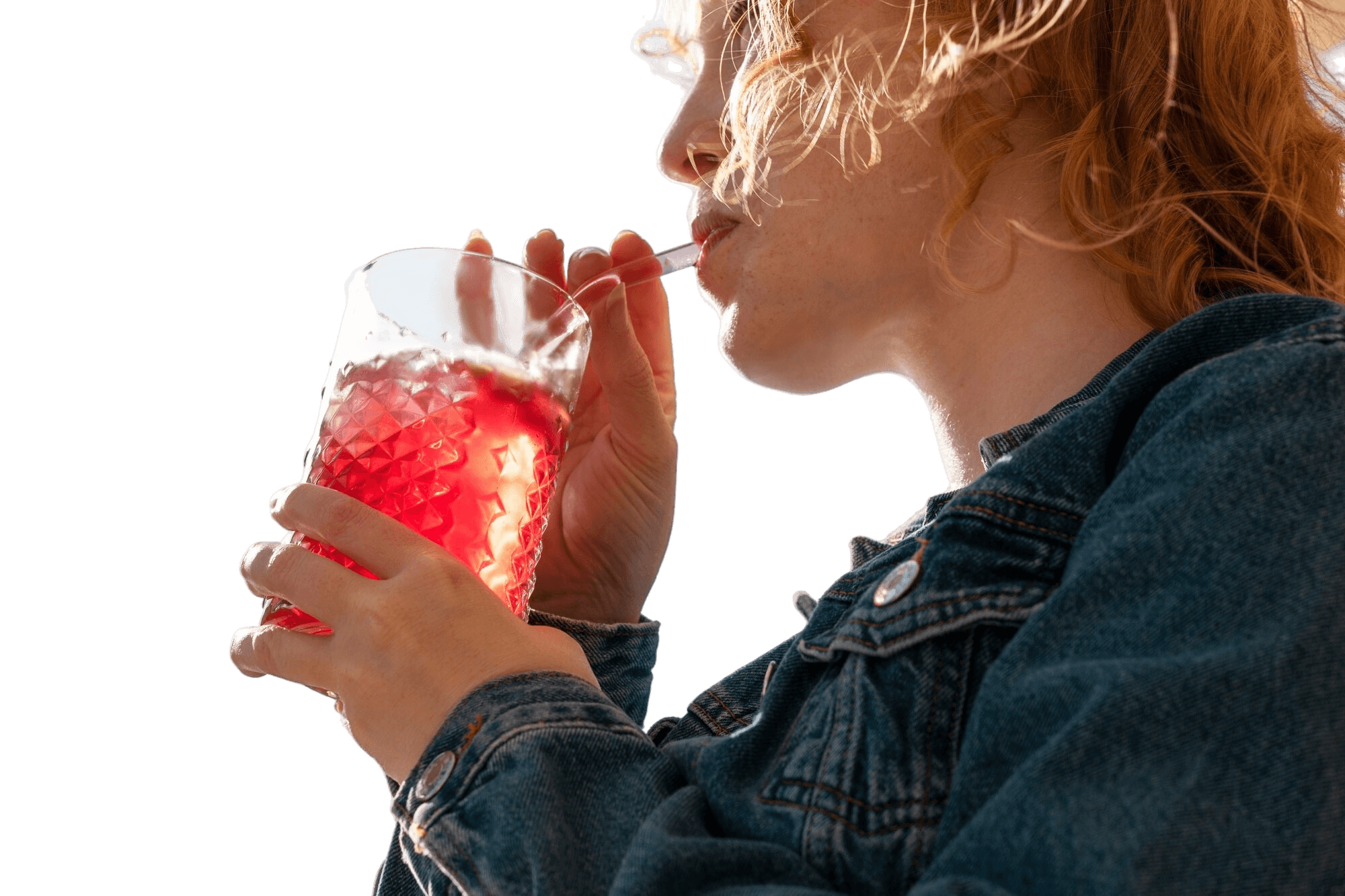 Gazirano piće i oralno zdravlje Žena pije gazirano piće iz čaše – ilustracija utjecaja gaziranih napitaka na zube