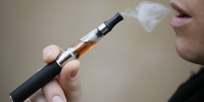 Osoba koristi e-cigaretu odnosno vape uređaj